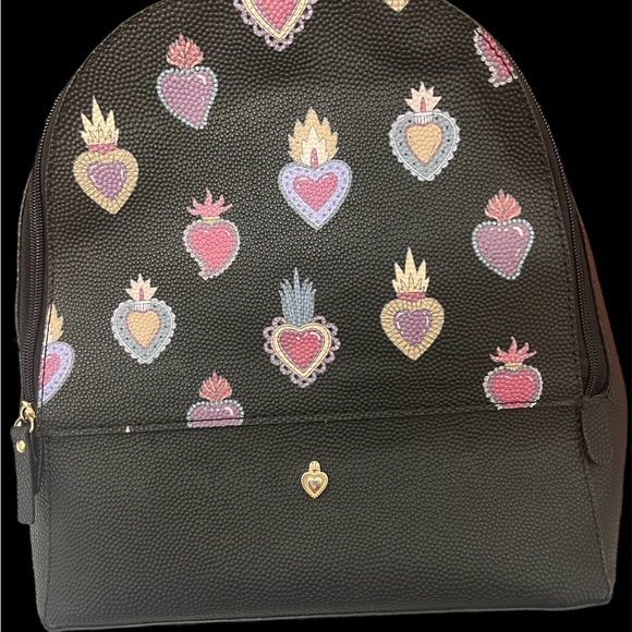 W Capsule Backpack with adjustable straps. Heart print on black material. - Picture 4 of 16